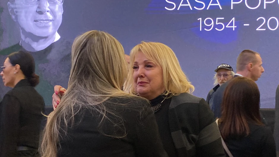 Suzana Jovanović jeca na sav glas, svi je grle