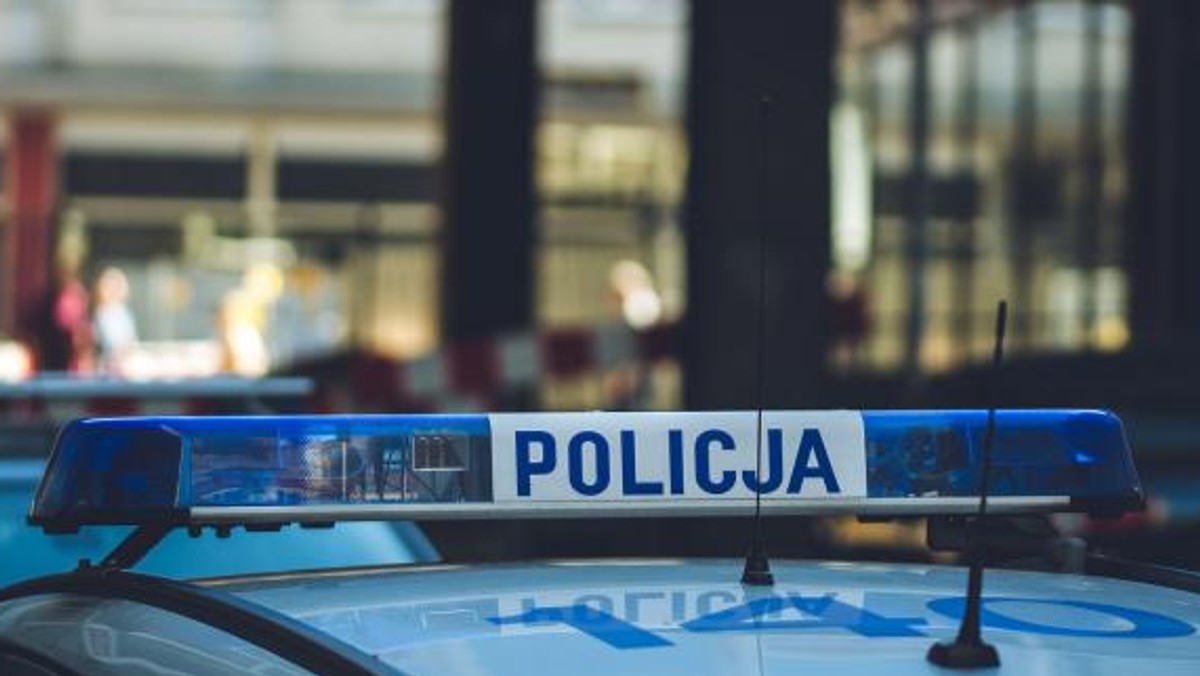 Policjanci zatrzymali prawo jazdy 42-latkowi, który w Białej Podlaskiej (woj. lubelskie) wiózł na dachu samochodu na ruchliwej drodze krajowej nr 2 swoją 8-letnią córkę. Skierują też sprawę do sądu. Dziewczynka dostała się na dach auta przez odsunięty szyberdach. Nic się jej nie stało.