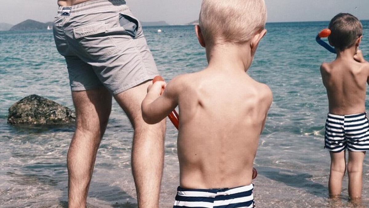 Aktorka znana z serialu "Laguna Beach", Kristin Cavallari, opublikowała na Instagramie niewinne zdjęcie z wakacji. Na zdjęciu widać 3-letniego Camden'a i 2-letniego Jaxa podczas zabawy na plaży. Pod zamieszczoną fotografią pojawiło się wiele negatywnych komentarzy.