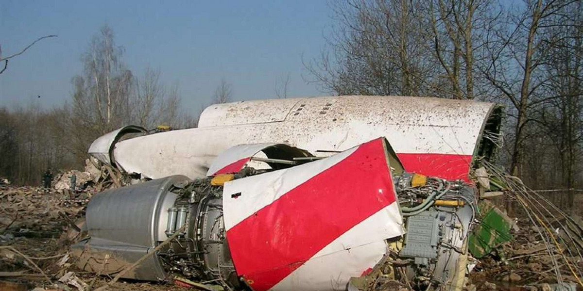 Fragment Tu-154 wciąż tkwi w drzewie w Smoleńsku