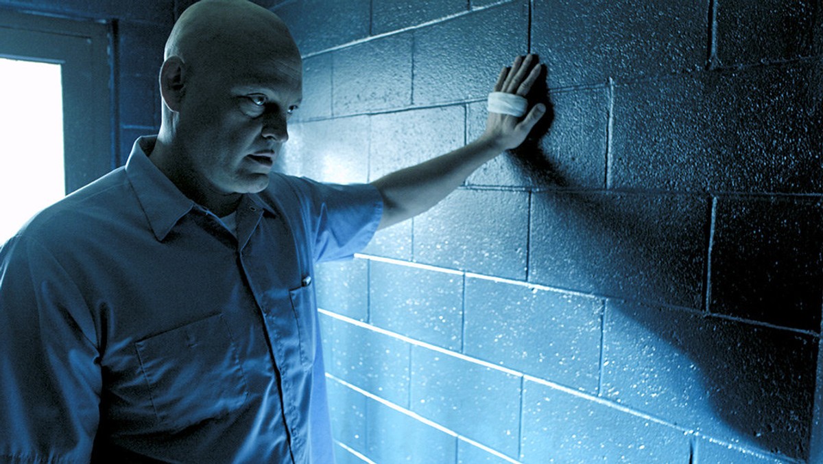 Vince Vaughn przyzwyczaił widzów do uroczego, acz nieco mdłego hollywoodzkiego wizerunku. Złoty chłopak z komedii i romansów. W "Brawl in Cell Block 99" robi wszystko to, czego nigdy byście się po nim nie spodziewali. Nigdy! Absolutnie nigdy!