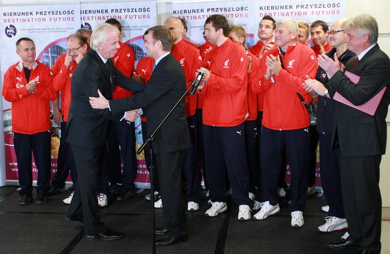 Premier Tusk powitał na Okęciu polską reprezentację piłkarską