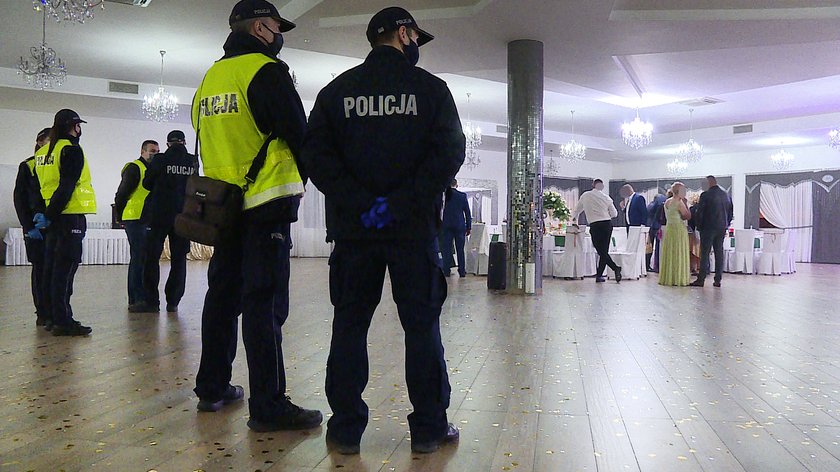 Policja weszła na wesele w wielkopolskim Malanowie.