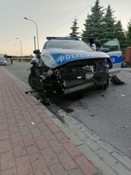 Uciekał przed policją, zderzył się czołowo z radiowozem. Teraz usłyszał prokuratorskie zarzuty