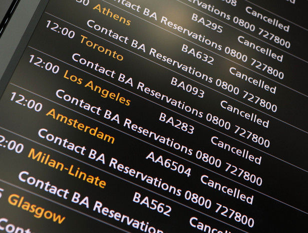 Tablica lotów na lotnisku Heathrow w Londynie - wszystkie loty odwołane