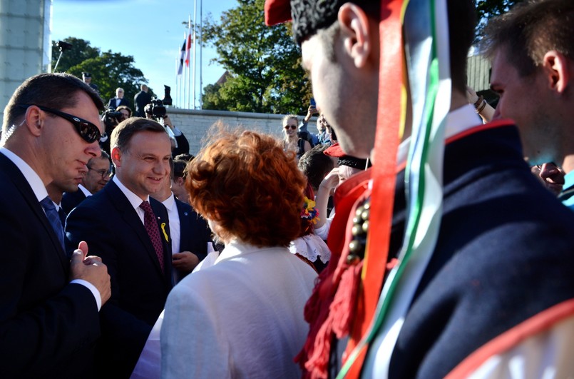 Prezydent RP Andrzej Duda rozmawia z przedstawicielami Polonii, po złożeniu wieńca pod Pomnikiem Wolności na Placu Wolności w Tallinie