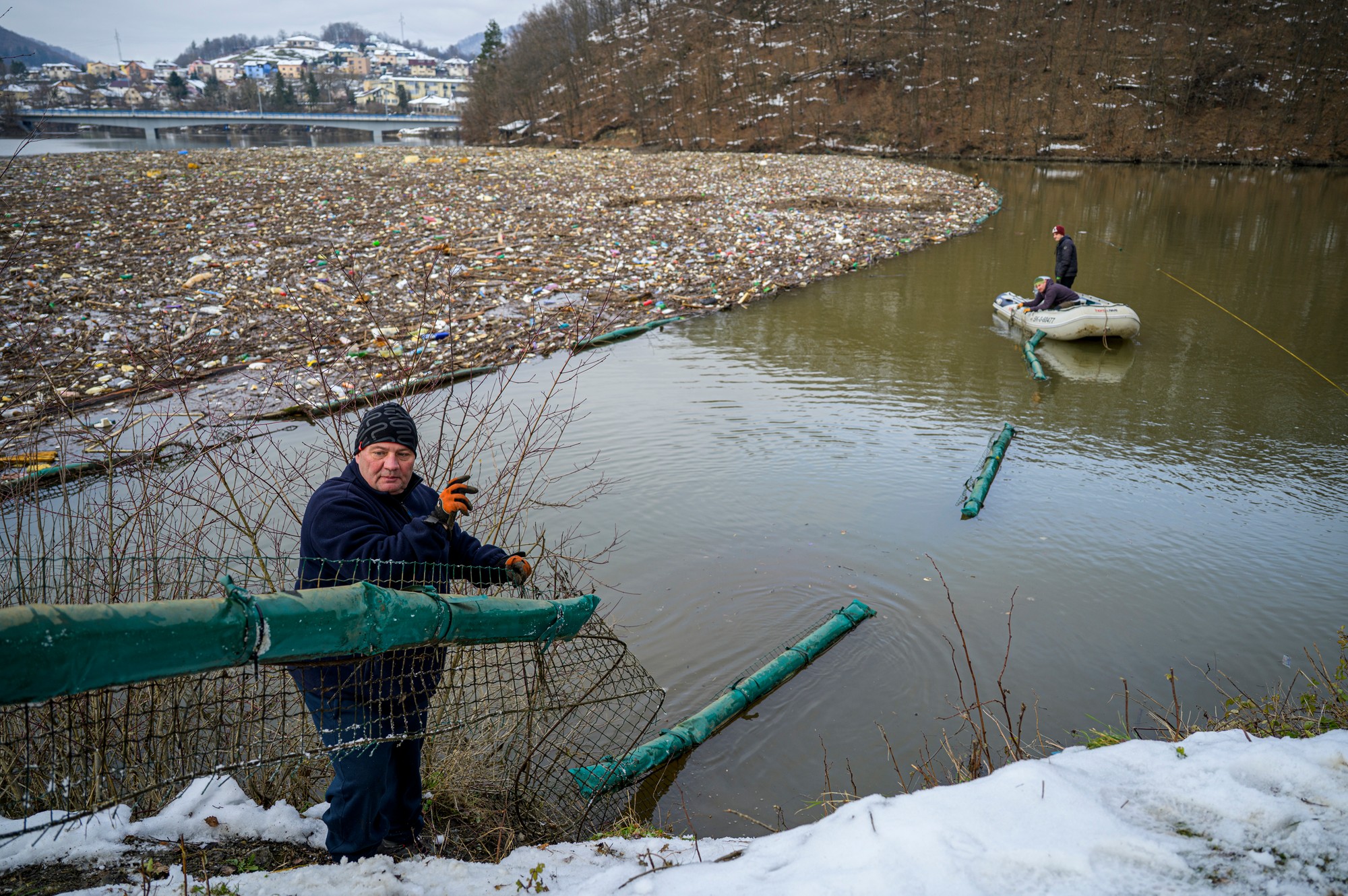 Vodnú nádrž Ružín opäť zaplavili tony odpadu.