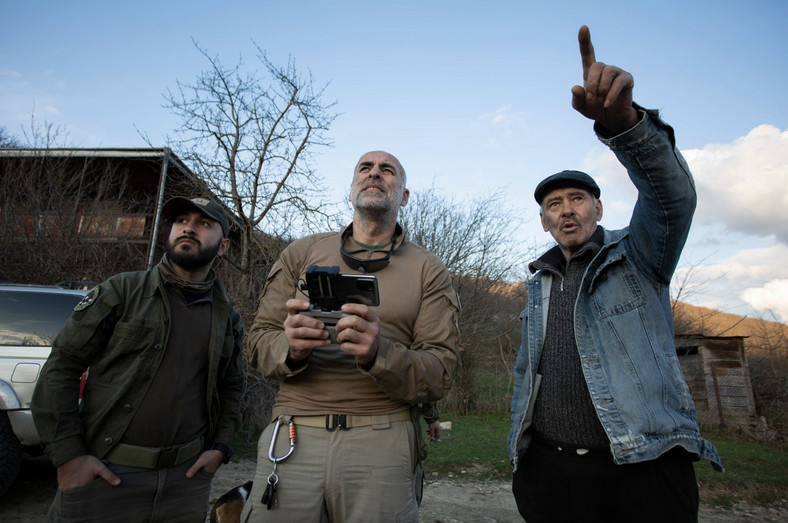 Dawid Kacarawa (w środku) przy użyciu drona sprawdza, co dzieje się po rosyjskiej stronie linii demarkacyjnej. Pierwszy z lewej członek Siły w Jedności, po prawej miejscowy mieszkaniec