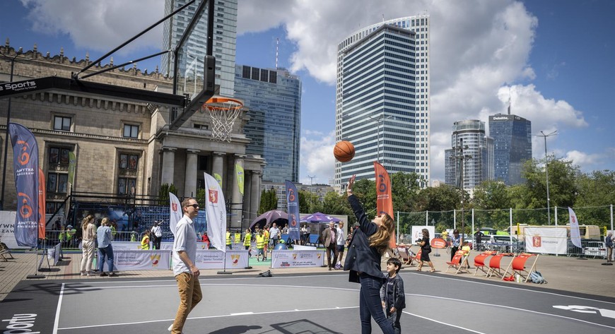 W Rodzinnej Strefie Sportu znajduje się boisko do gry w koszykówkę 3x3 i stoły do tenisa stołowego.