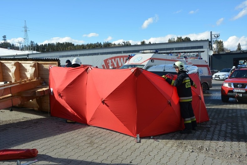 Tragiczny wypadek na parkingu pod stokiem "Bania" Na skutek zawalenia się drewnianej bramy zmarła emerytka i jej 7-letni wnuczek