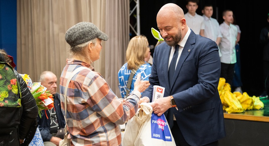 Prezydent Jacek Sutryk rozdał paczki potrzebującym