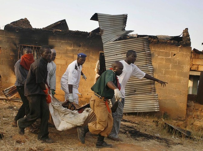 W styczniu walki religijne wstrząsnęły nigeryjskim miastem Jos i okolicznymi wioskami; na zdjęciu ludzie niosą ciało jednej z ofiar