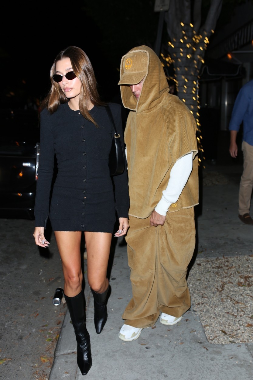 Hát persze, hogy Hailey Bieber már az ősz legmenőbb trendjét viseli