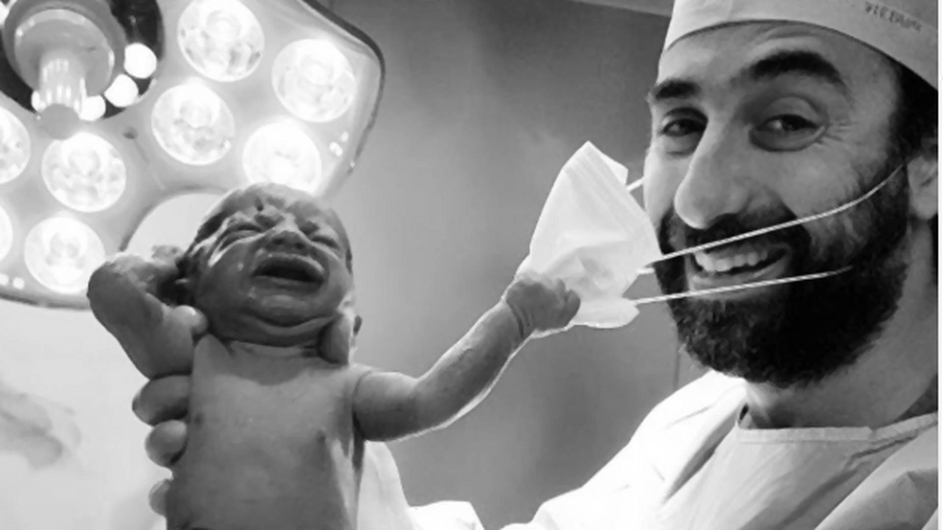 Ništa jače ne objašnjava ovu 2020. od fotografije bebe koja doktoru skida zaštitnu masku