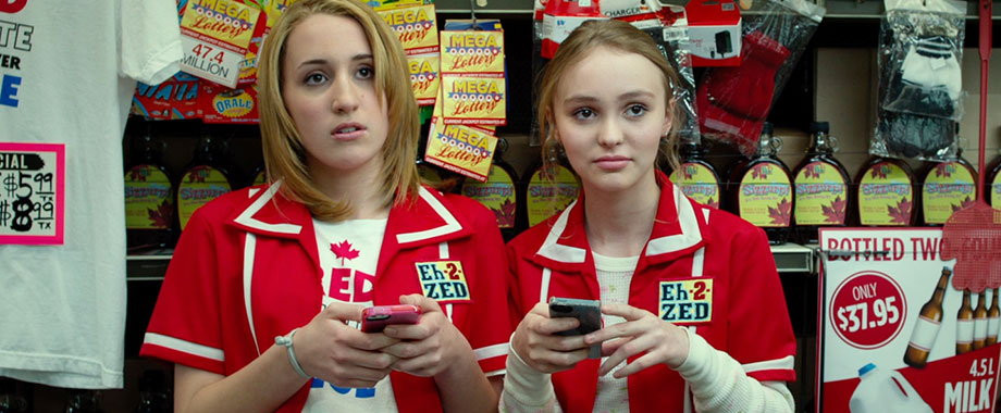 Lily-Rose Depp (po prawej) i Harley Quinn Smith na planie filmu "Kieł"