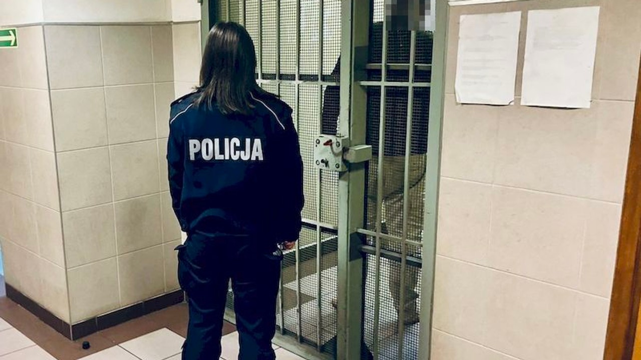 Pijany 44-latek zaatakował ratowników medycznych. Grozi mu więzienie