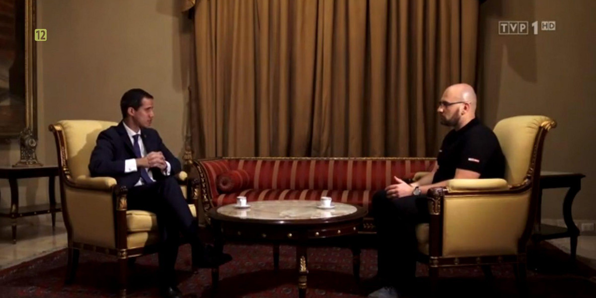 Pracownik TVP przeprowadził wywiad z tymczasowym prezydentem Wenezueli Juanem Guaido w koszulce polo.