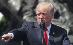 Donald Trump protestujących przeciwko rasizmowi sportowców nazwał "sk...mi"