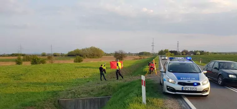 Motocyklista wypadł z drogi i wjechał do rowu. Mężczyzny nie udało się uratować