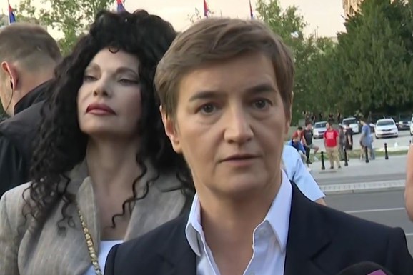 "DANAS NIKO NIJE PUMPAO KAO HRVATSKI MEDIJI" Brnabić sa Lidijom Vukićević i Markom Kešeljom u Pionirskom parku: "Drago mi je što je skup na Slaviji prošao mirno i što je bio prijavljen"