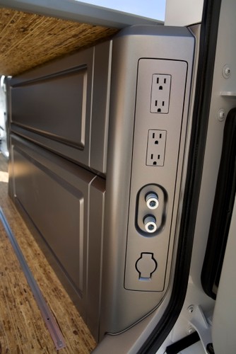 Nie brakuje też schowków, pojemników i wieszaków na narzędzia