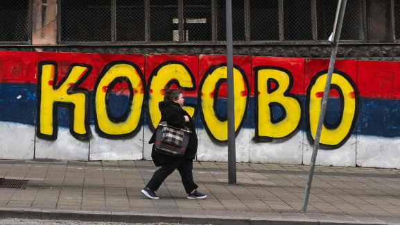 Mural w kolorach serbskiej flagi z napisałem "Kosowo", Belgrad