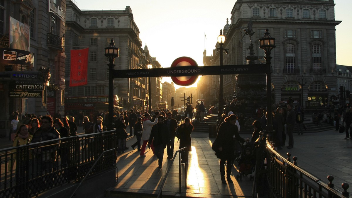 "Londynek.net": Już drugi dzień z rzędu mieszkańcy stolicy, którzy korzystają z linii Central, mieli problemy z dotarciem na czas do pracy z powodu awarii zasilania. Usterka zostanie usunięta dopiero jutro, a w międzyczasie na londyńczyków czeka jeszcze strajk pracowników metra, który rozpocznie się dziś ok. 21.