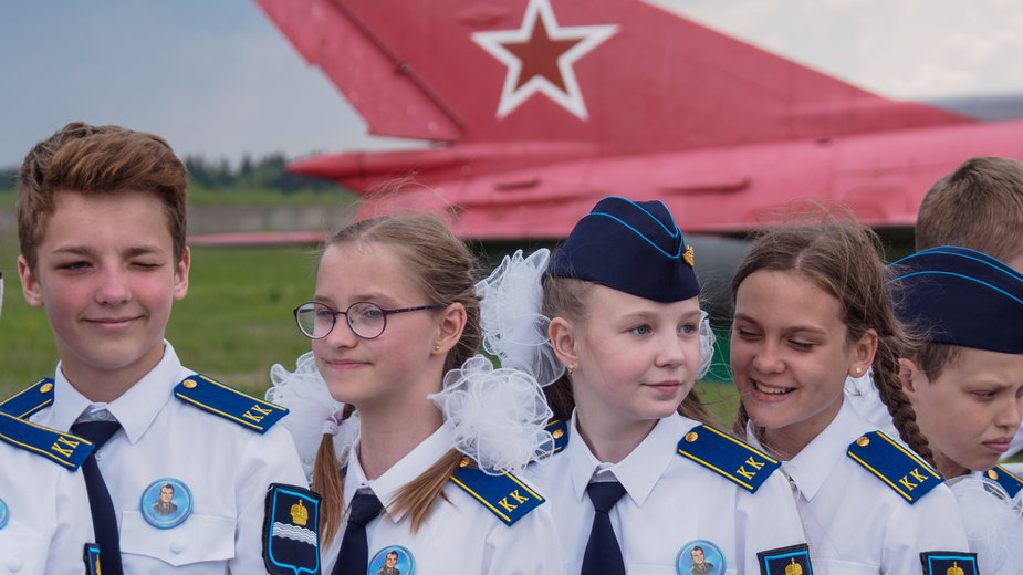 Dzieci uczęszczające do szkoły młodych kadetów w Moskwie podczas pokazu lotniczego 