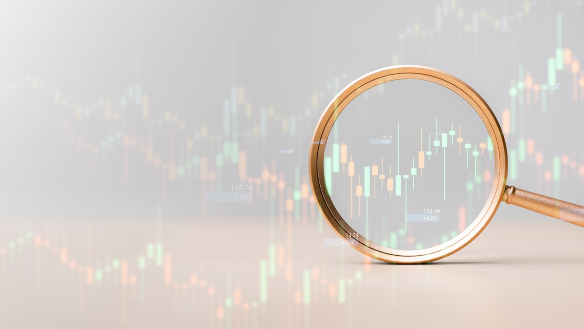 Magnifying,Glass,Focusing,On,Stock,Chart,With,Candlestick,Pattern,,Symbolizing
