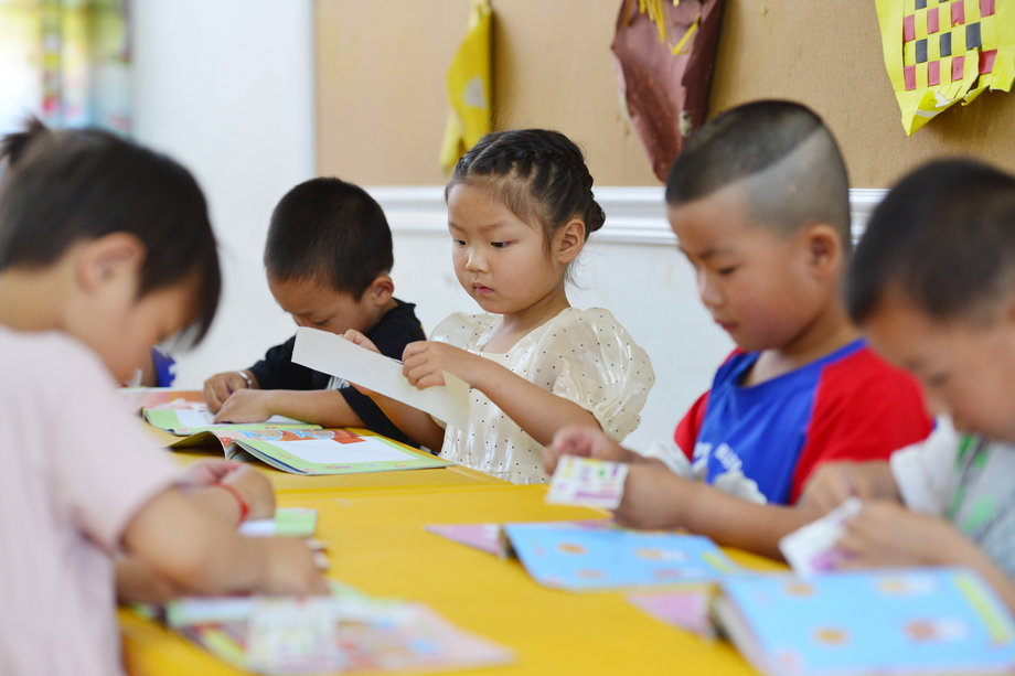 Edukacja w Chinach jest płatna. Choć funkcjonują publiczne żłobki, przedszkola i szkoły podstawowe, większość rodziców stawia na bardziej prestiżową, prywatną edukację. Na zdjęciu dzieci podczas zajęć w przedszkolu w mieście lvzhai. 