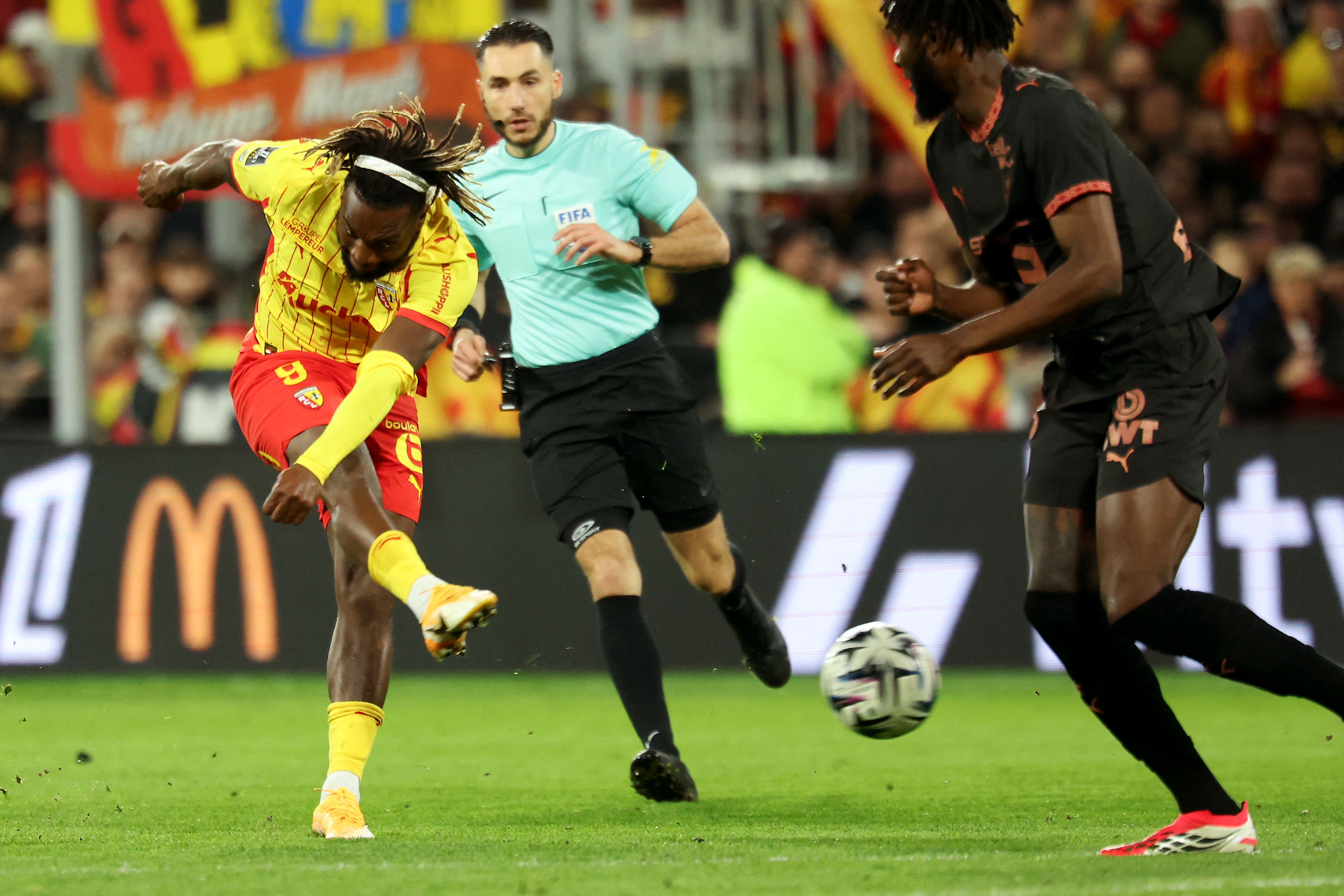Saint-Maximin marque dès ses débuts avec Lens après avoir fui le racisme au Mexique