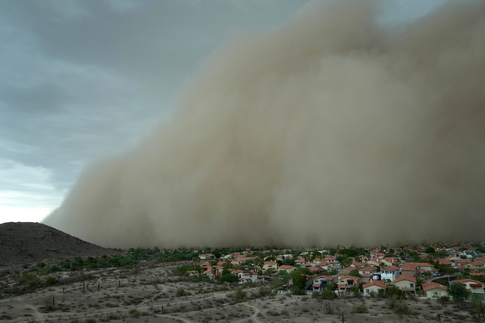 Piesočná búrka sa po Nevade prehnala aj Arizonou.