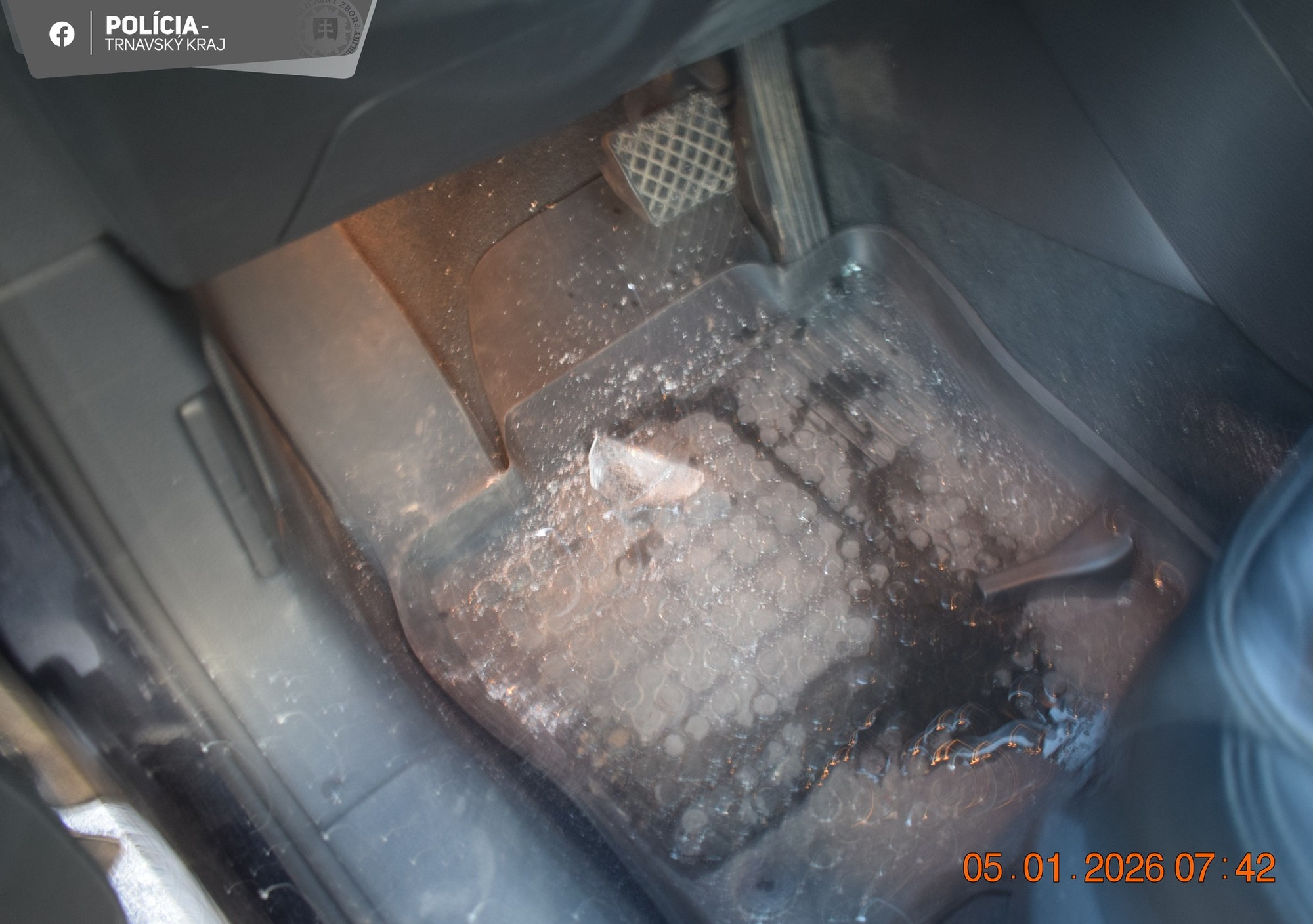 Nebezpečný kus ľadu z kamióna zasypal auto pri Šaštíne-Strážach.