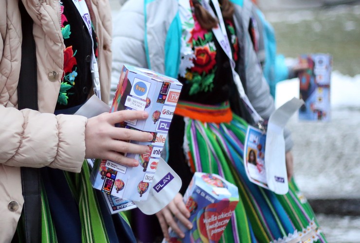 <b>Finał Wielkiej Orkiestry Świątecznej Pomocy już po raz 24.</b>
<br>
<br>
W tym roku oprócz wpłat do kwestujących, udziału w aukcjach internetowych, telewizyjnych i radiowych pojawiła się jeszcze jedna możliwość udziału w WOŚP. Na ulicach pojawią się także wolontariusze z terminalami płatniczymi, u których można będzie wesprzeć kwestę za pomocą karty bankomatowej, także metodą zbliżeniową.