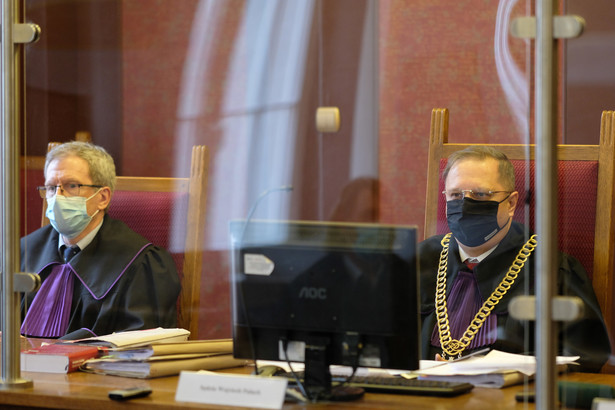 Sędziowie: Robert Kirejew (L) i Wojciech Paluch (P)