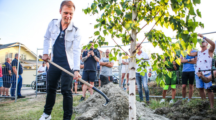 Fákat adott a Balaton Sound Zamárdinak, itt éppen Armin van Buuren teszi meg az első mozdulatokat