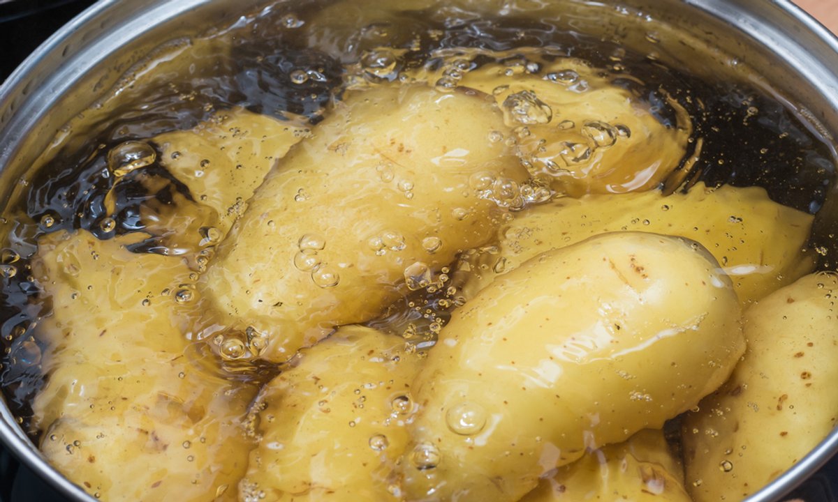 Genialny trik na mycie kabiny prysznicowej. Pomoże woda po ziemniakach