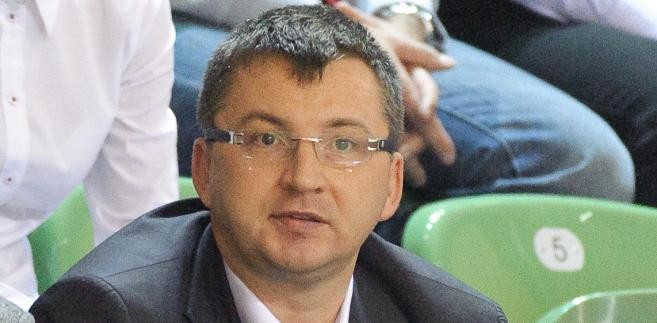 <b>8. Dariusz Miłek</b>
<br>
<br>
Po ukończeniu technikum górniczego Miłek przez pięć lat zarabiał na życie uprawiając kolarstwo. W 1989 r. postanowił się zająć handlem i otworzył sklep obuwniczy. Od upadającej fabryki obuwia wykupił na kredyt kupiecki cały zapas butów, które rozdzielił po okolicznych sklepach. Transakcja powiodła się, a sukces skłonił go do stworzenia sieci sklepów obuwniczych pod szyldem 'Miłek'. Później stworzył jeszcze sieć hurtowni z butami, a następnie - sieć sklepów dyskontowych.
<br>
Od 1999 r. Miłek handluje obuwiem pod marką CCC, która jest jedna z największych sieci sprzedaży obuwia w Polsce.
<br>
Jego majątek magazyn 'Wprost' szacuje na 2,6 mld zł.