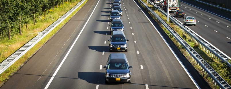 Przy wyjeździe z lotniska, na trasie karawany żałobnej ponownie ustawili się ludzie, by oddać hołd ofiarom, choć było ich dużo mniej niż w środę. „Wydawało nam się dziwne być w tym mieście i nie przyjść tutaj, zwłaszcza że znaliśmy kogoś z samolotu” - powiedziała jedna z osób. W katastrofie na Ukrainie zginęło 193 Holendrów, w tym około 80 dzieci.