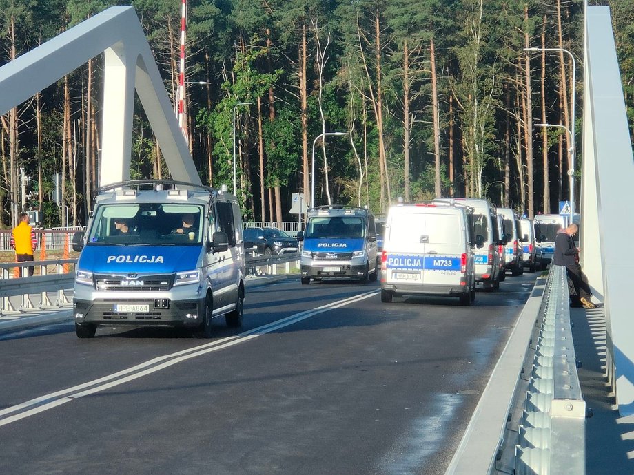 Policji było tak dużo, że radiowozy potrafiły się "korkować" na moście