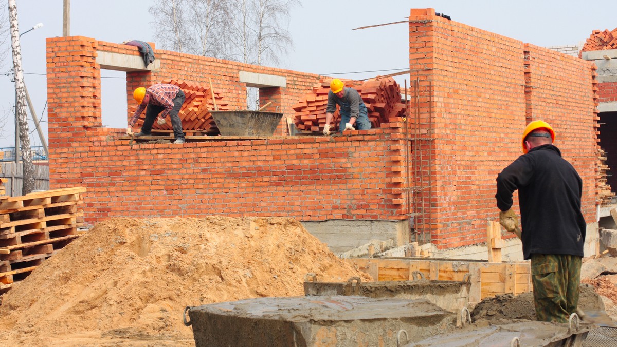 Szykują się zmiany w prawie budowlanym. We wtorek w sejmowej Komisji Infrastruktury odbędzie się pierwsze czytanie dwóch projektów zmian do tej ustawy autorstwa Senatu oraz grupy posłów Kukiz'15 – pisze "Rzeczpospolita". 