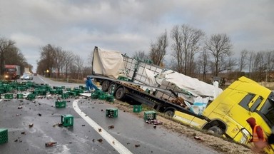 Ciężarówka z piwem rozbiła się w Suchowoli. Rozsypane butelki zablokowały drogę