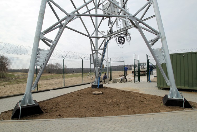 Na zdjęciu: wieża obserwacyjna straży granicznej w pobliżu miejscowości Żardyny<br><br>(tw/cat) PAP/Tomasz Waszczuk