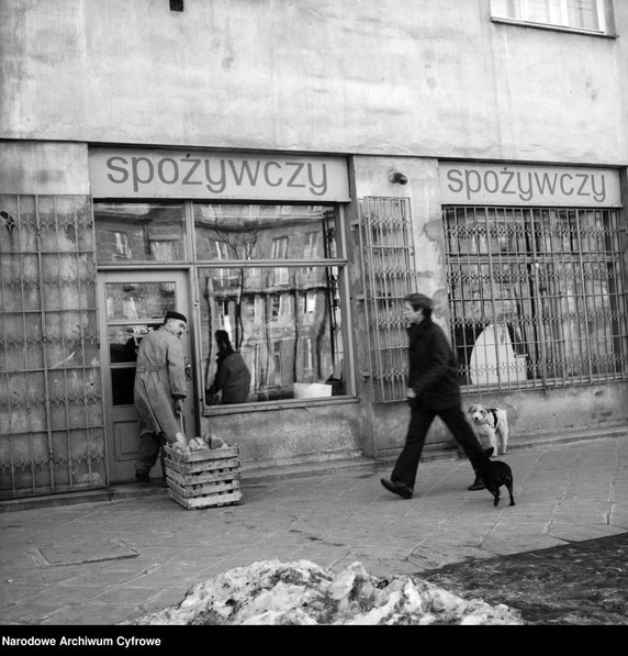 Sklep spożywczy usytuowany na parterze budynku mieszkalnego na ul. Kasprowicza 37 w Warszawie (1969 rok)  - Narodowe Archiwum Cyfrowe