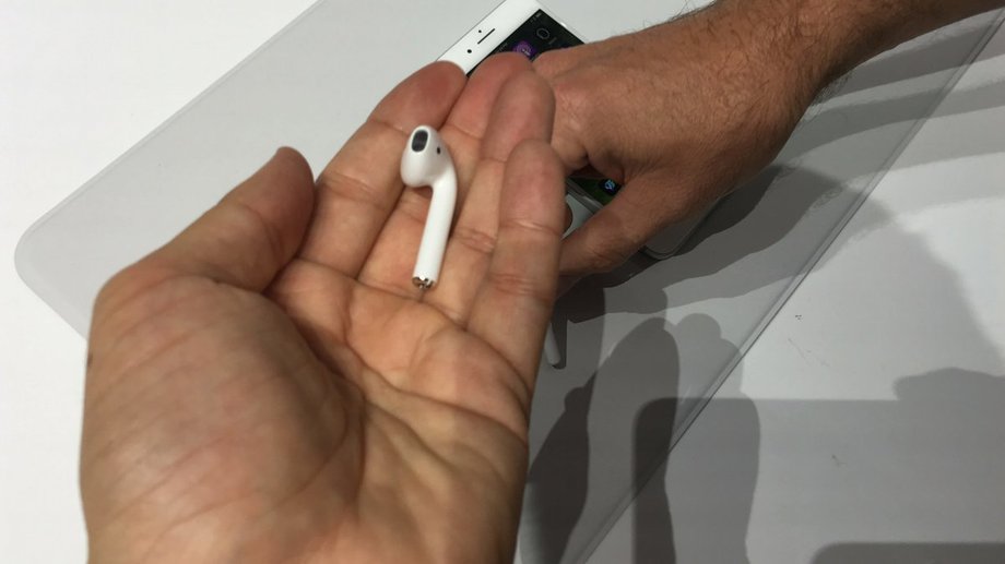 AirPods wyglądają jak przewodowe EarPods, tyle że są pozbawione kabla. Mają wbudowany mikrofon, by umożliwić prowadzenie rozmów telefonicznych