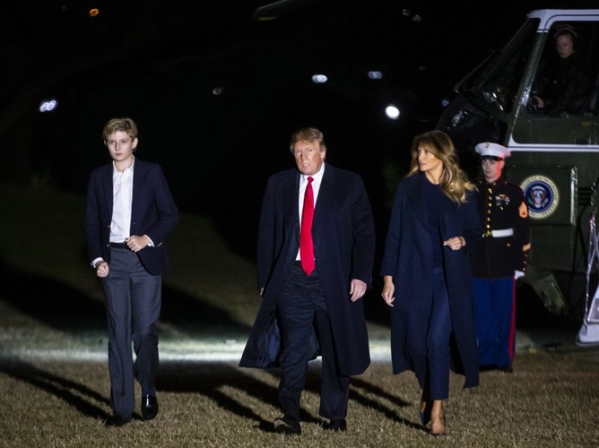 Melania i Donald Trumpowie z synem Barronem