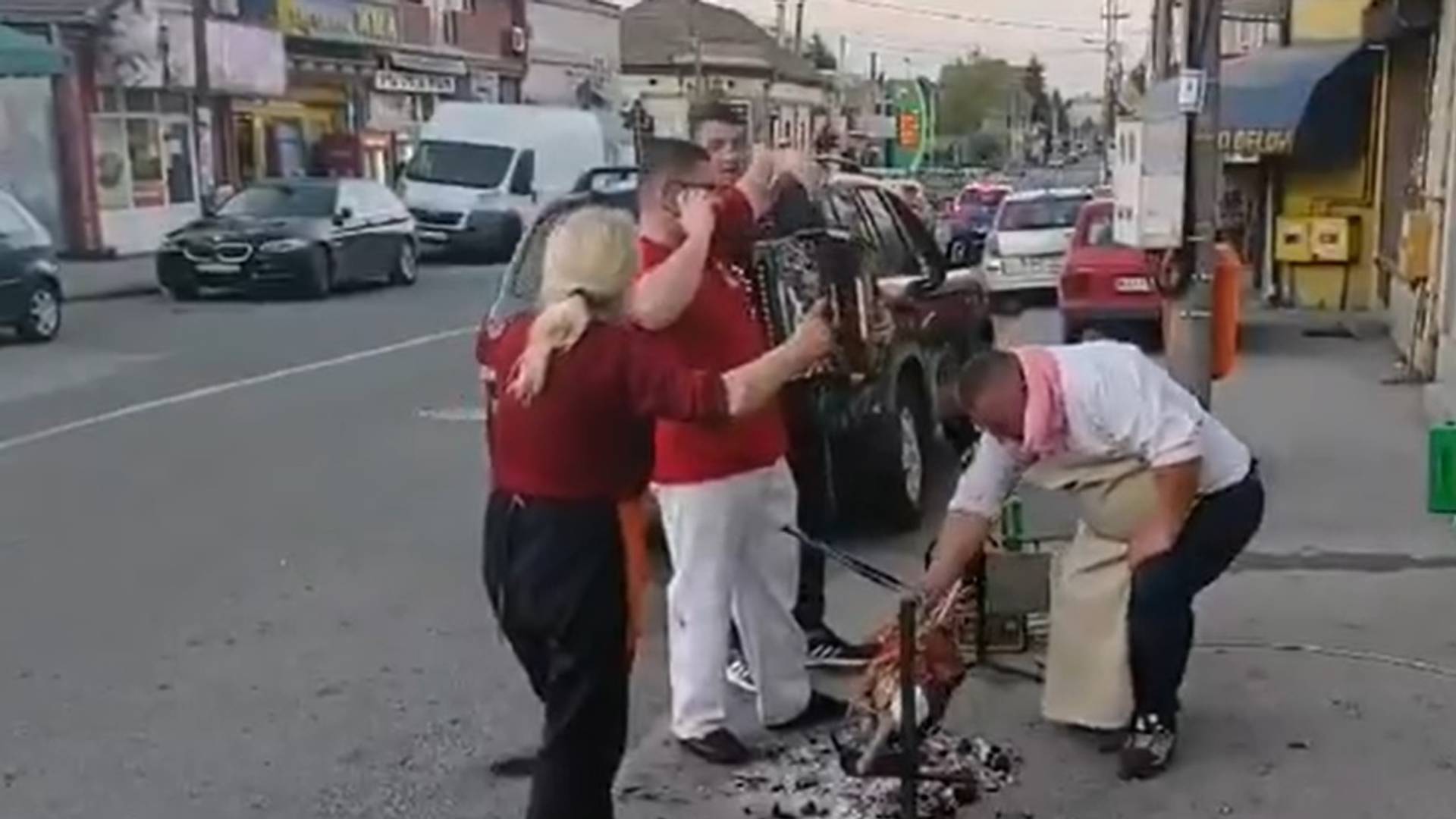 Kragujevčani okreću prase nasred trotoara - zbog mini žurke postali hit na društvenim mrežama