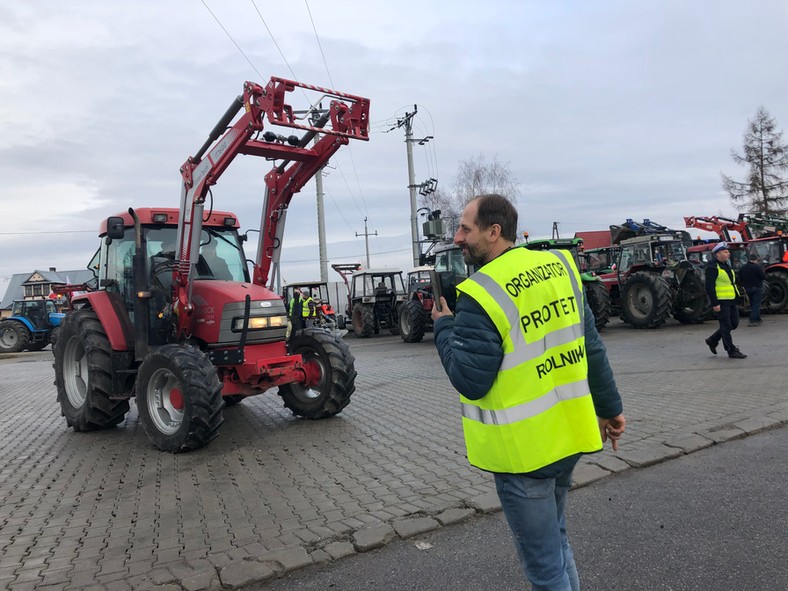 Marek Szwajnos ustawia pierwsze traktowy wjeżdżające na teren protestu