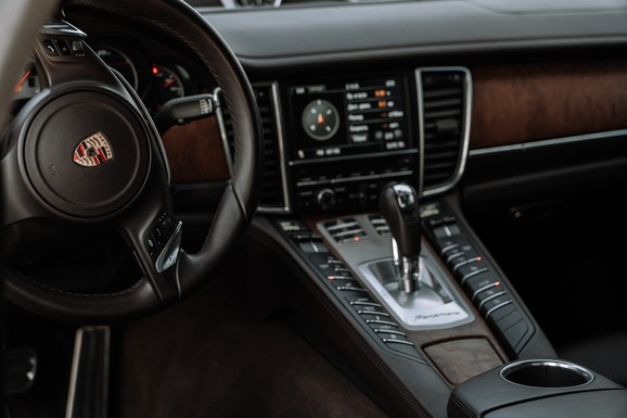 OTKRIVAMO TAJNU SLOVA "E" NA MENJAČU Evo kako ova opcija može da PREPOLOVI POTROŠNJU GORIVA i sačuva motor