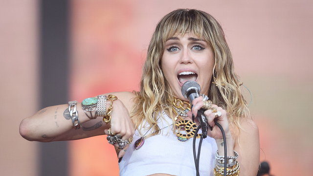 Utálkozik az internet: Miley Cyrus ingyen kért bikiniket egy kisvállalkozótól 